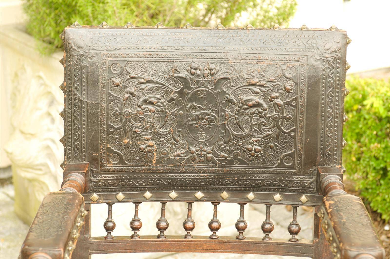 Französischer gepolsterter Holzsessel aus geprägtem Leder des 19. Jahrhunderts mit offenen Armlehnen im Angebot 4