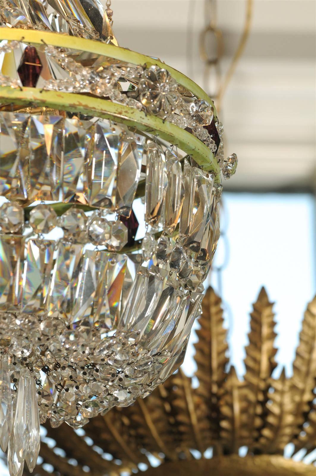 Français Lustre français en cristal en forme de panier avec des accents de cristaux de couleur améthyste en vente