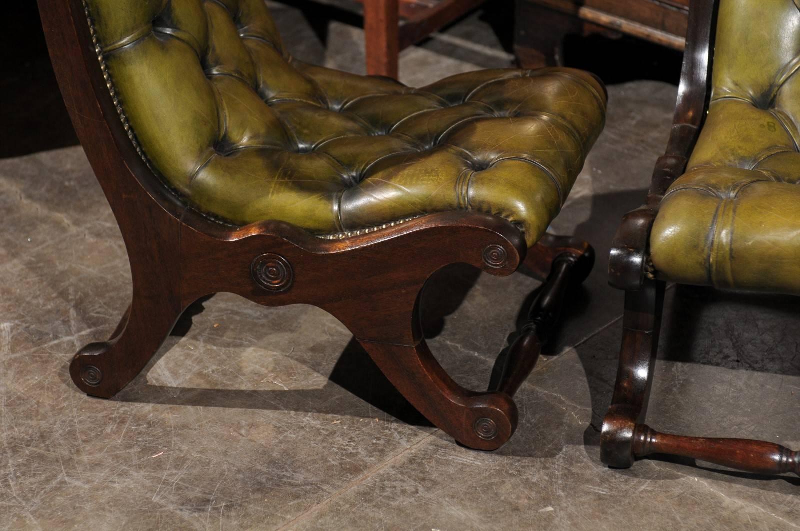20ième siècle Paire de chaises pantoufles anglaises du début du siècle en cuir vert en vente