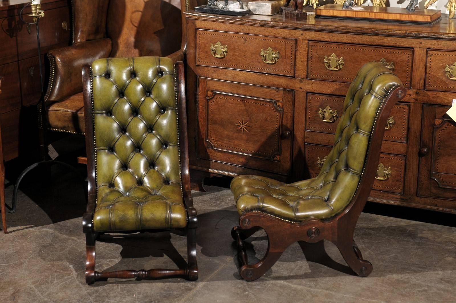 Paire de chaises pantoufles anglaises du début du siècle en cuir vert Excellent état - En vente à Atlanta, GA