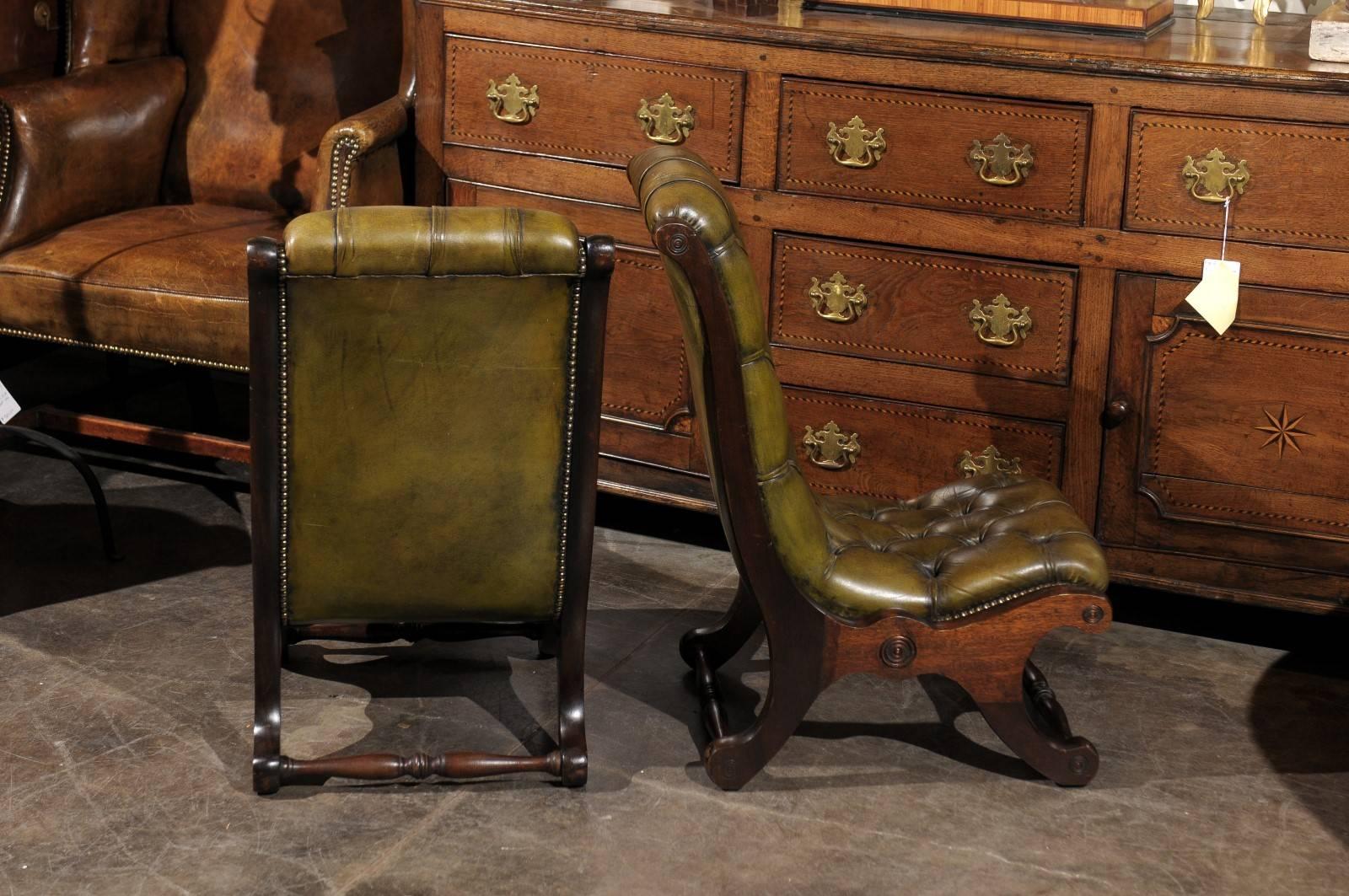 Paire de chaises pantoufles anglaises du début du siècle en cuir vert en vente 1