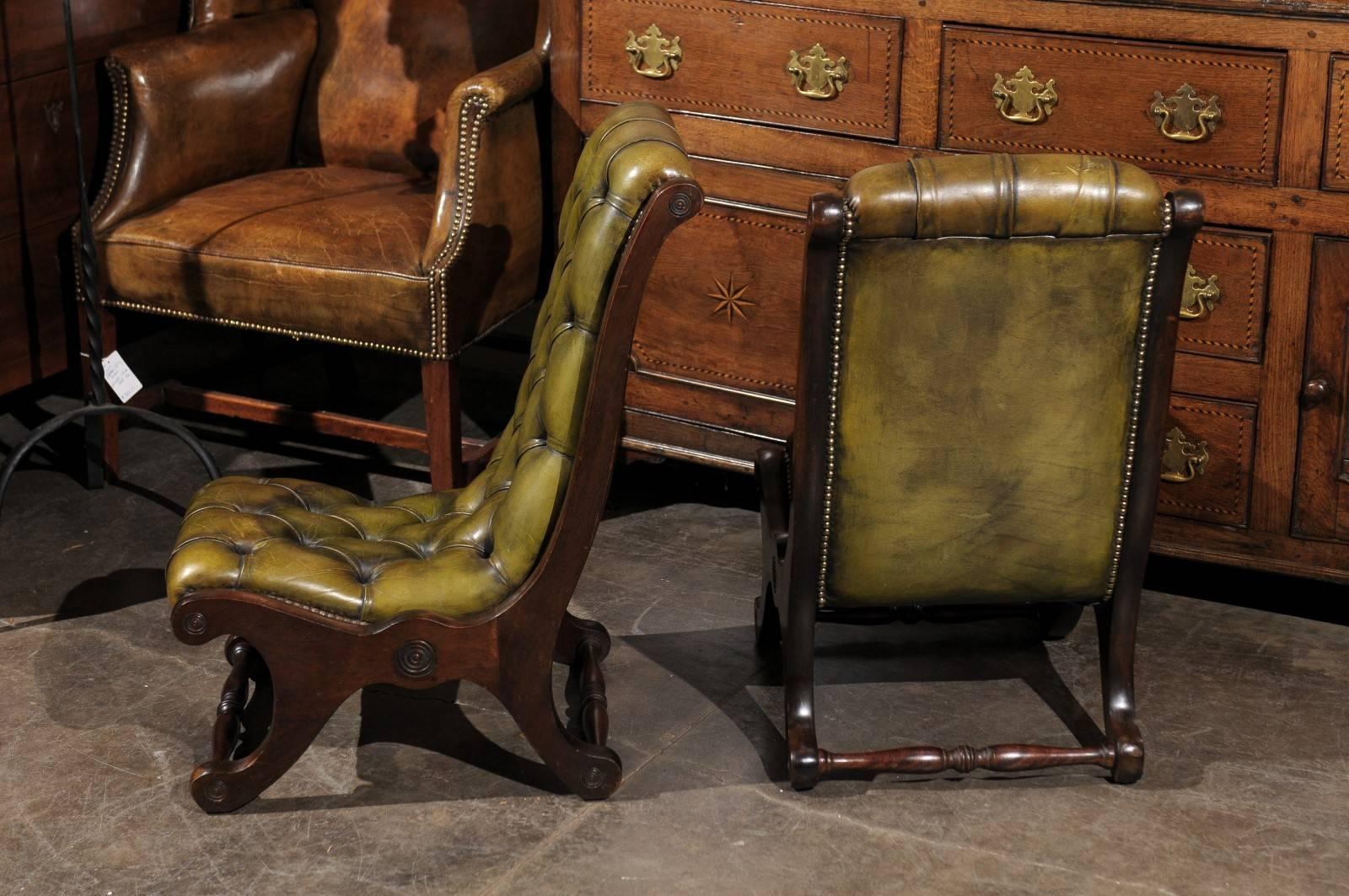 Cuir Paire de chaises pantoufles anglaises du début du siècle en cuir vert en vente