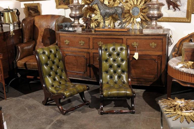 Pair Of English Green Leather Turn The Century Tufted Slipper Pair Of English Green Leather Turn The Century Tufted Slipper Chairs In Excellent Condition For
