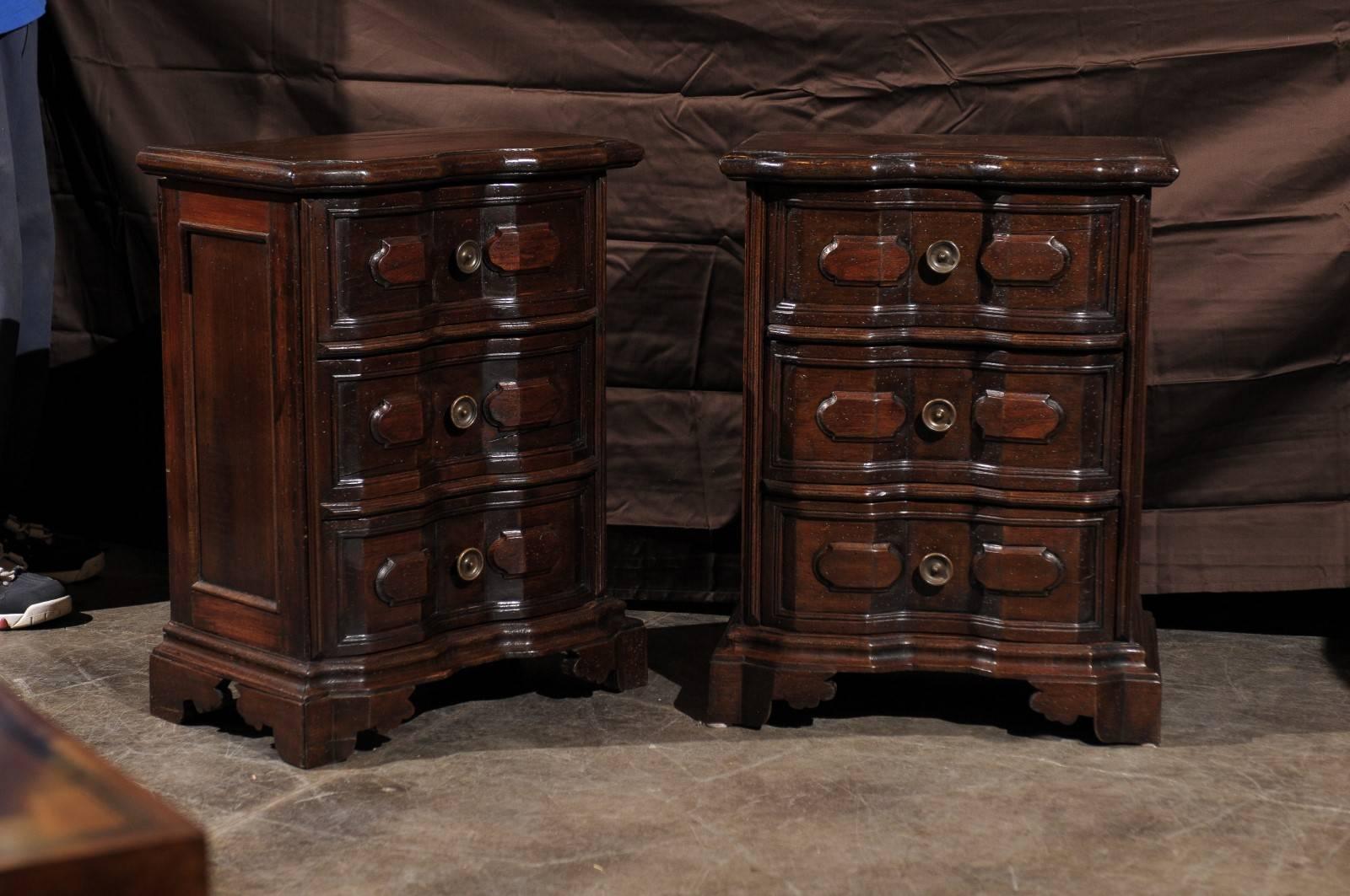 Pair of Petite Italian Commodes with Crossbow Profile and Drawers from the 1930s 2