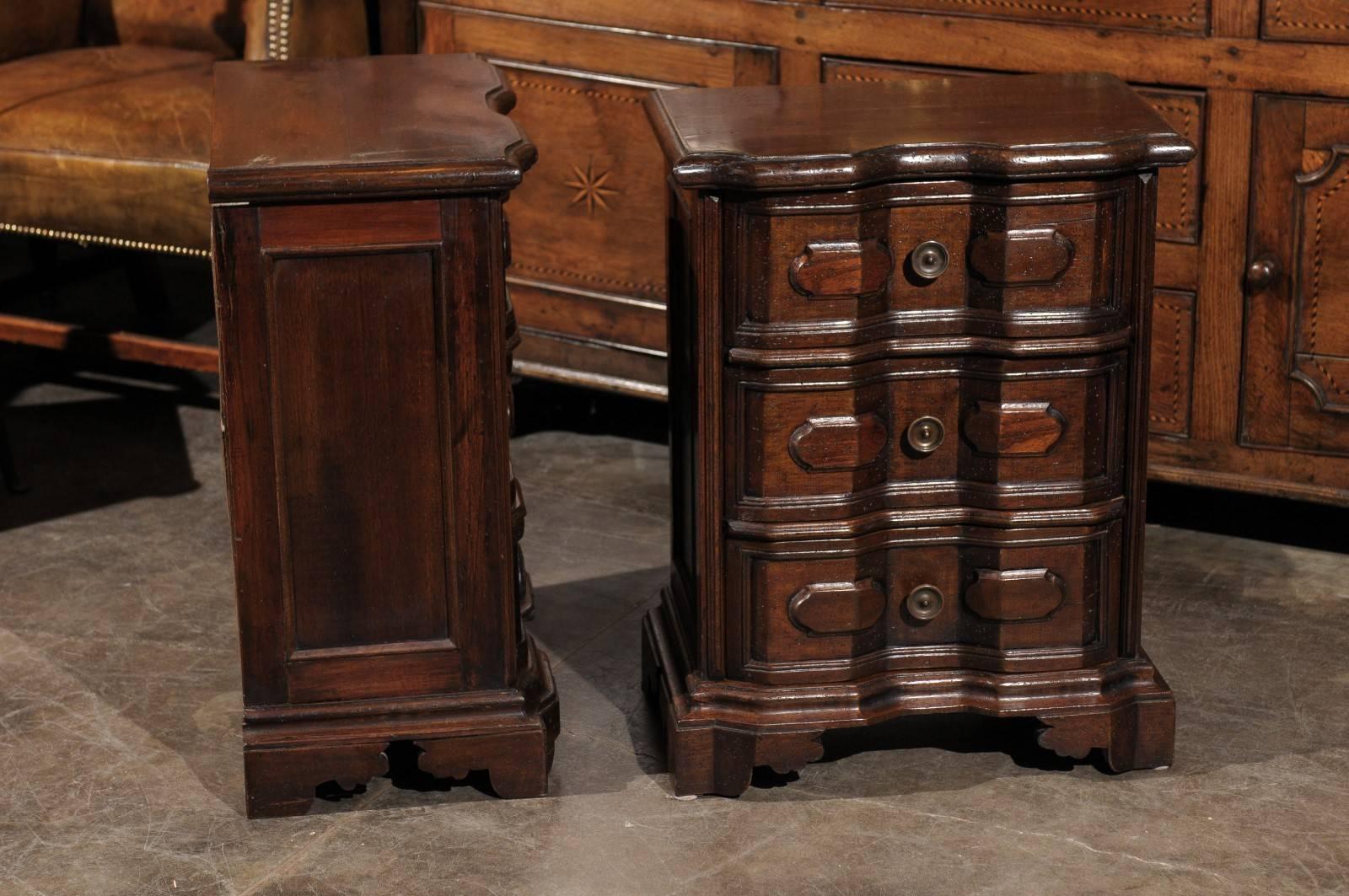 Pair of Petite Italian Commodes with Crossbow Profile and Drawers from the 1930s 4