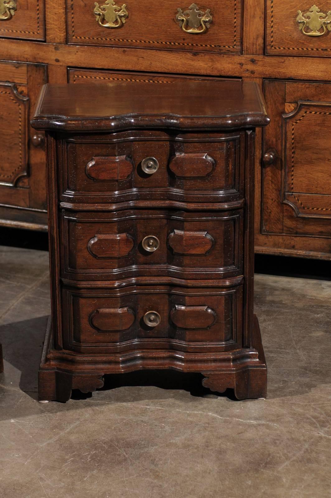 Pair of Petite Italian Commodes with Crossbow Profile and Drawers from the 1930s 3