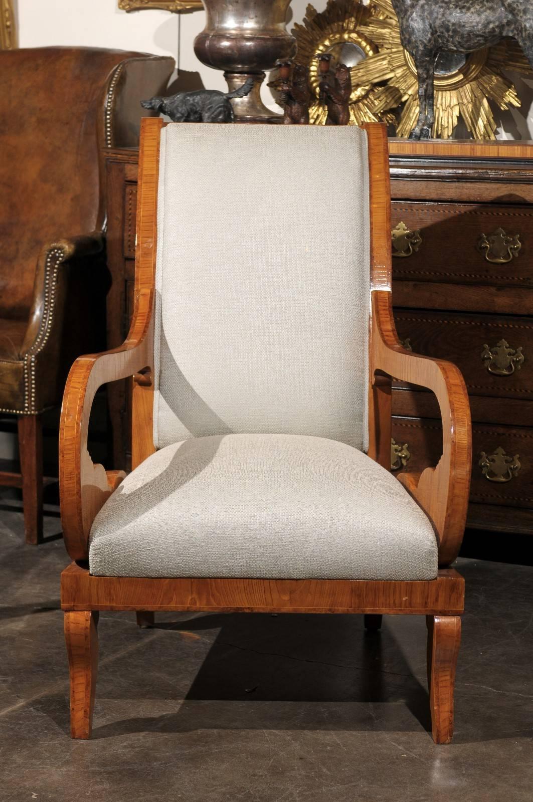 Tissu d'ameublement Paire de fauteuils autrichiens Biedermeier du milieu du XIXe siècle avec bras à volutes en vente