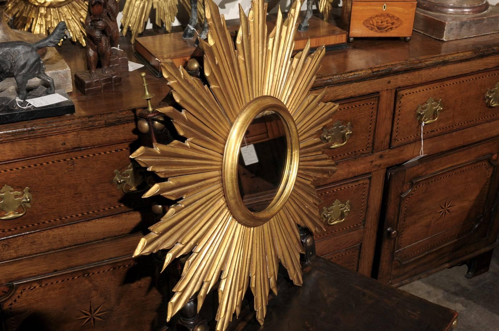 French Mid 20th Century Giltwood Sunburst Mirror with Rays of Varying Sizes In Good Condition In Atlanta, GA