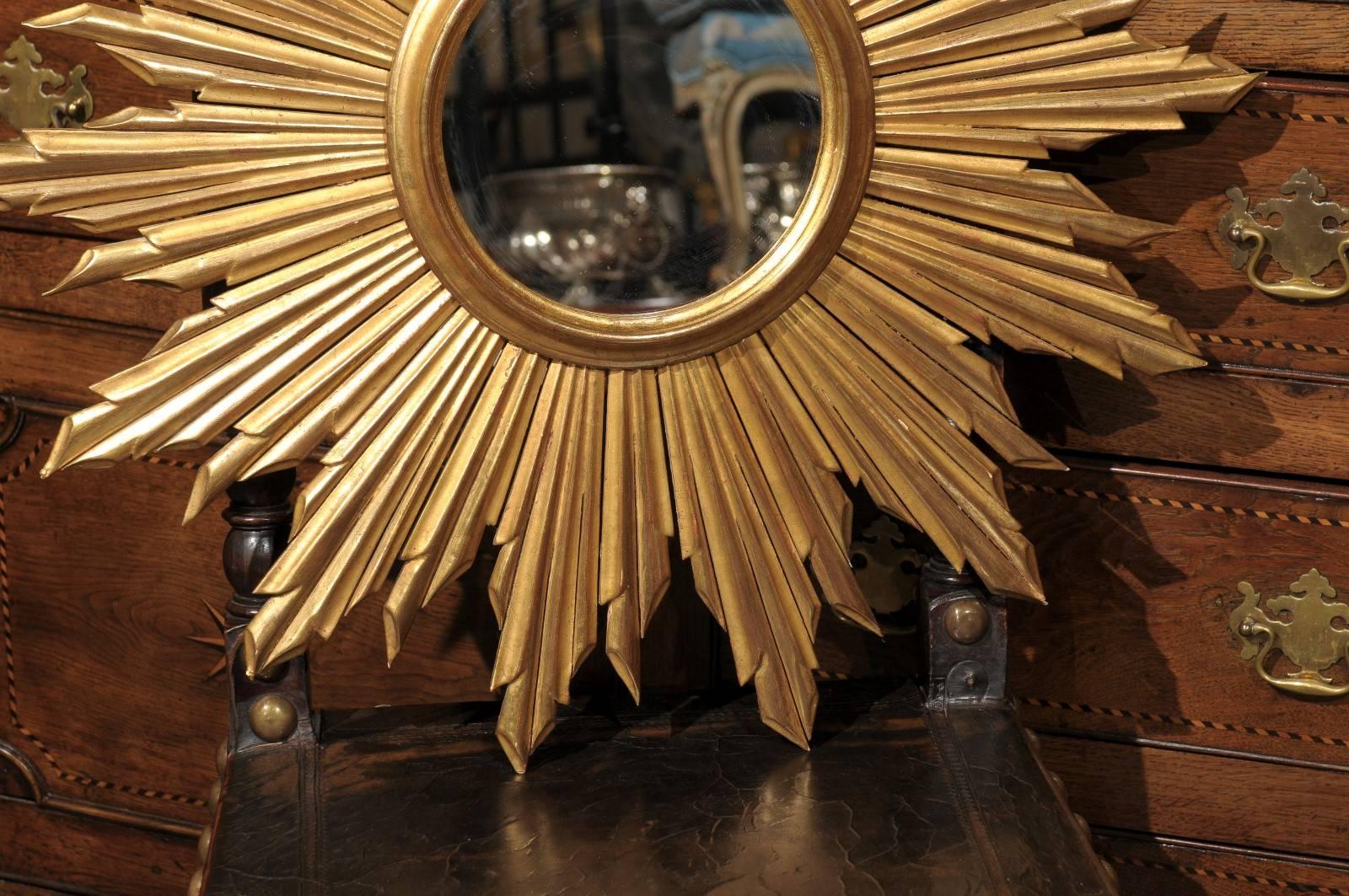 French Mid 20th Century Giltwood Sunburst Mirror with Rays of Varying Sizes 1