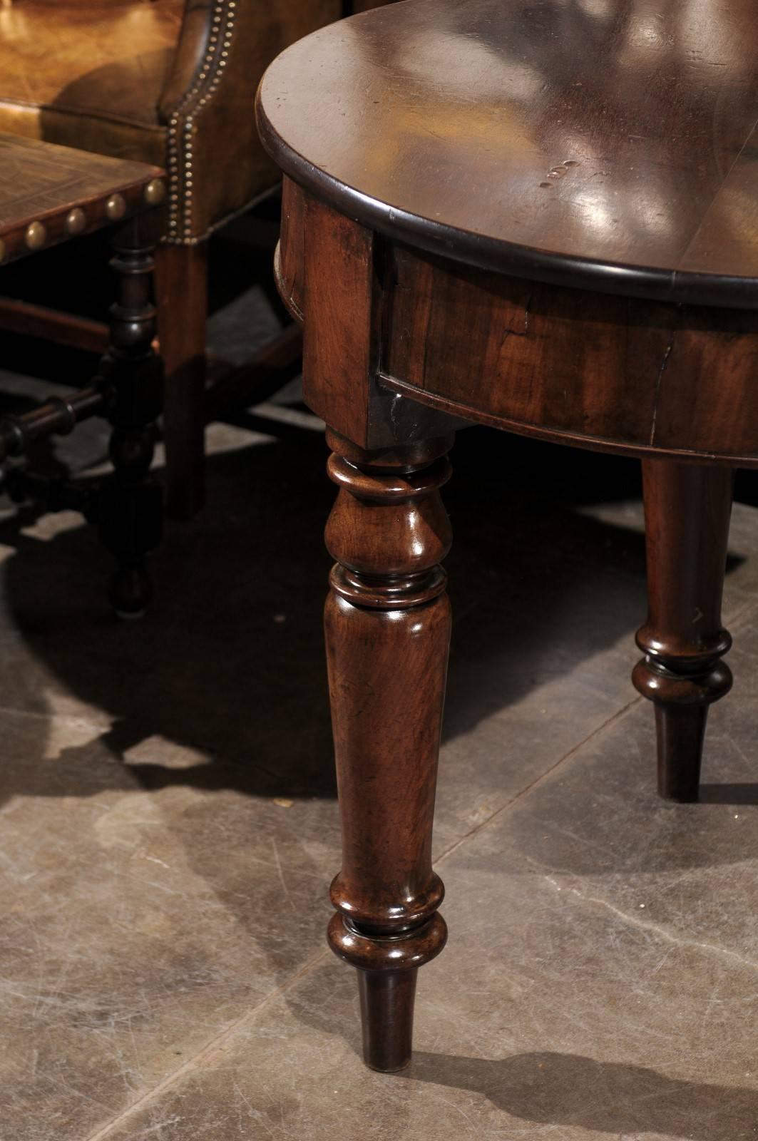 Runder englischer Mahagoni-Tisch aus der Mitte des 19. Jahrhunderts, auf drei gedrechselten Beinen (Gedrechselt) im Angebot