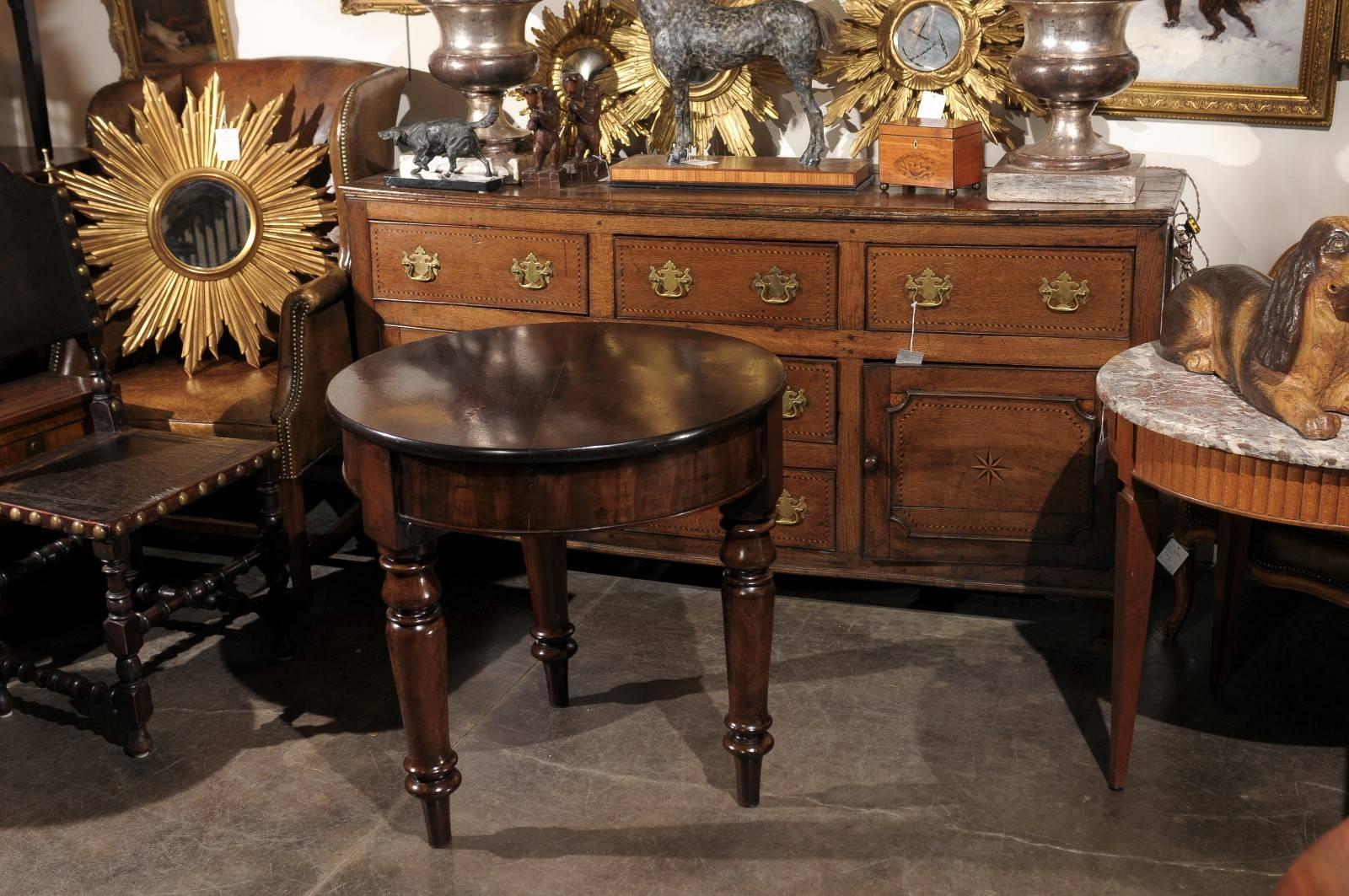 Runder englischer Mahagoni-Tisch aus der Mitte des 19. Jahrhunderts, auf drei gedrechselten Beinen (Louis Philippe) im Angebot