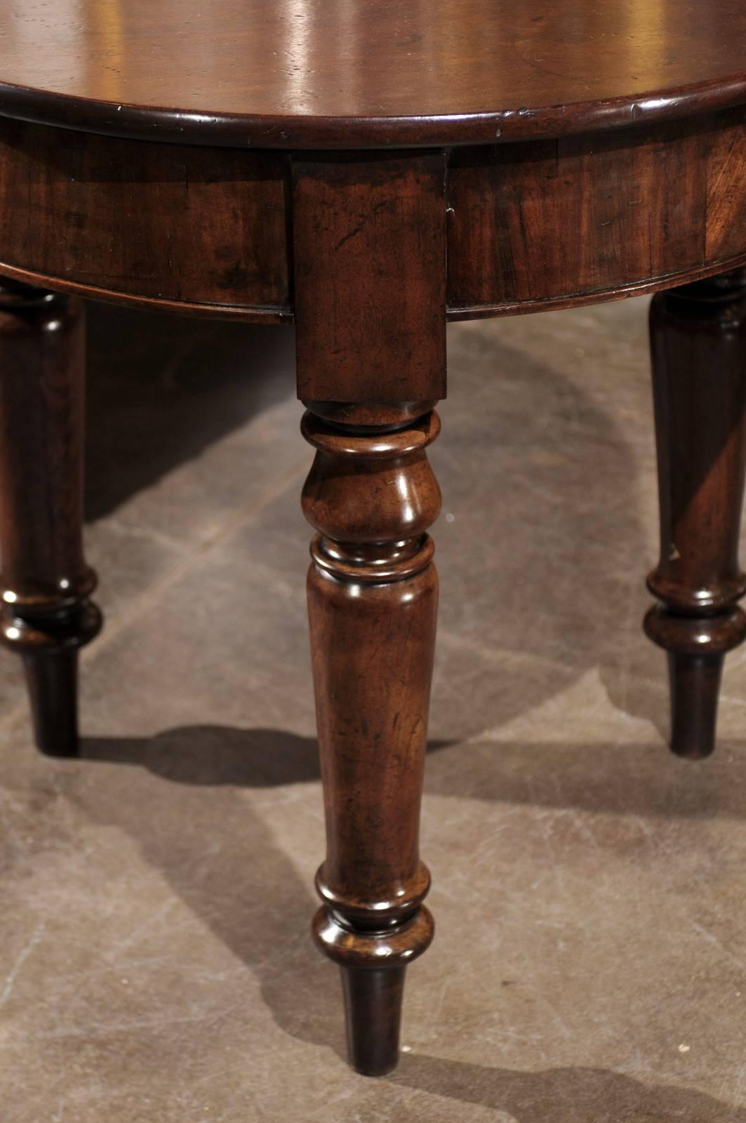 Runder englischer Mahagoni-Tisch aus der Mitte des 19. Jahrhunderts, auf drei gedrechselten Beinen im Angebot 1