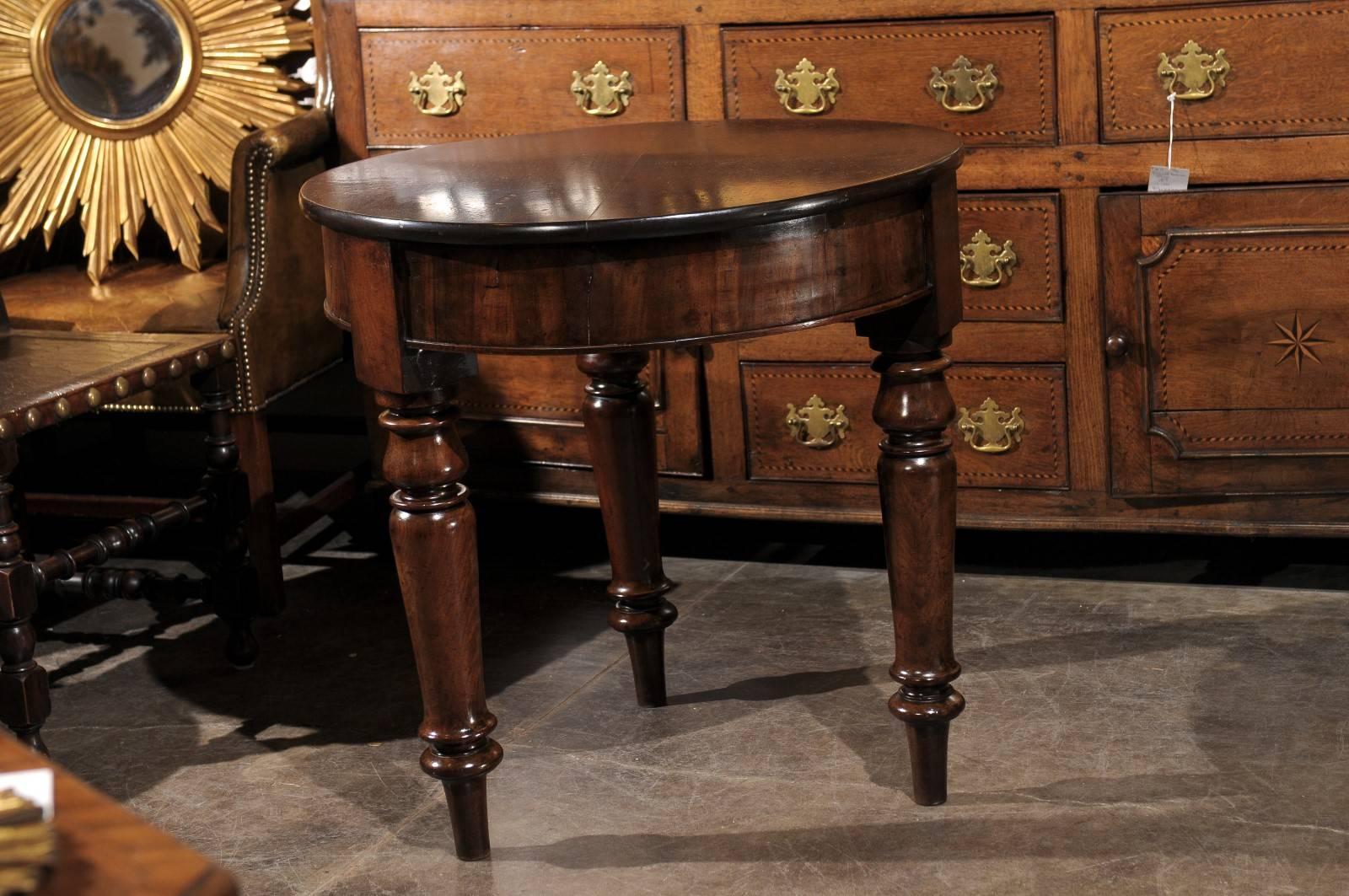 Runder englischer Mahagoni-Tisch aus der Mitte des 19. Jahrhunderts, auf drei gedrechselten Beinen im Angebot 2