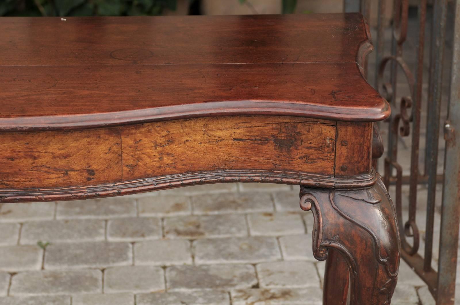 18th Century Italian 1790s Rococo Walnut Console Table with Serpentine Front and Carved Legs