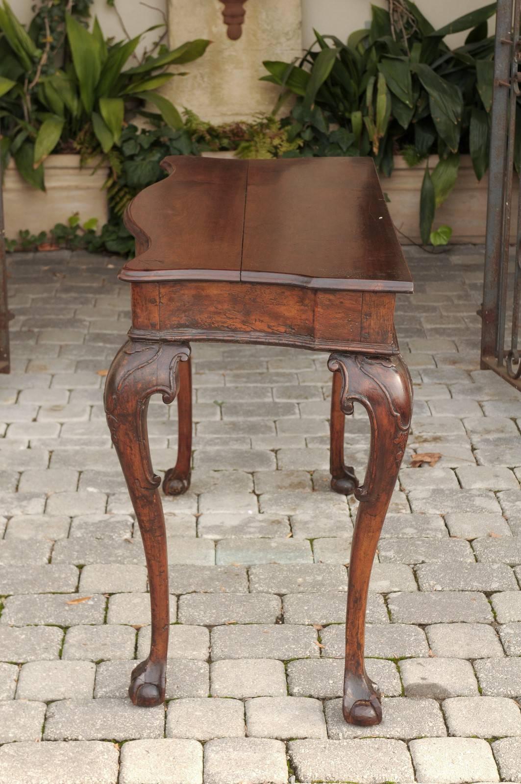 Italian 1790s Rococo Walnut Console Table with Serpentine Front and Carved Legs 3