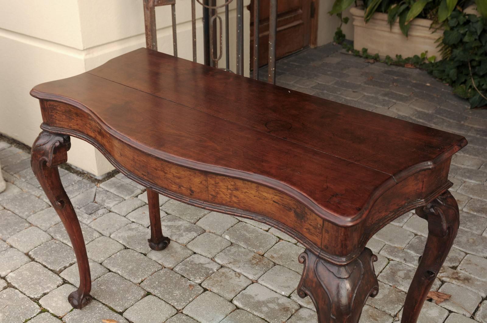 Italian 1790s Rococo Walnut Console Table with Serpentine Front and Carved Legs 2
