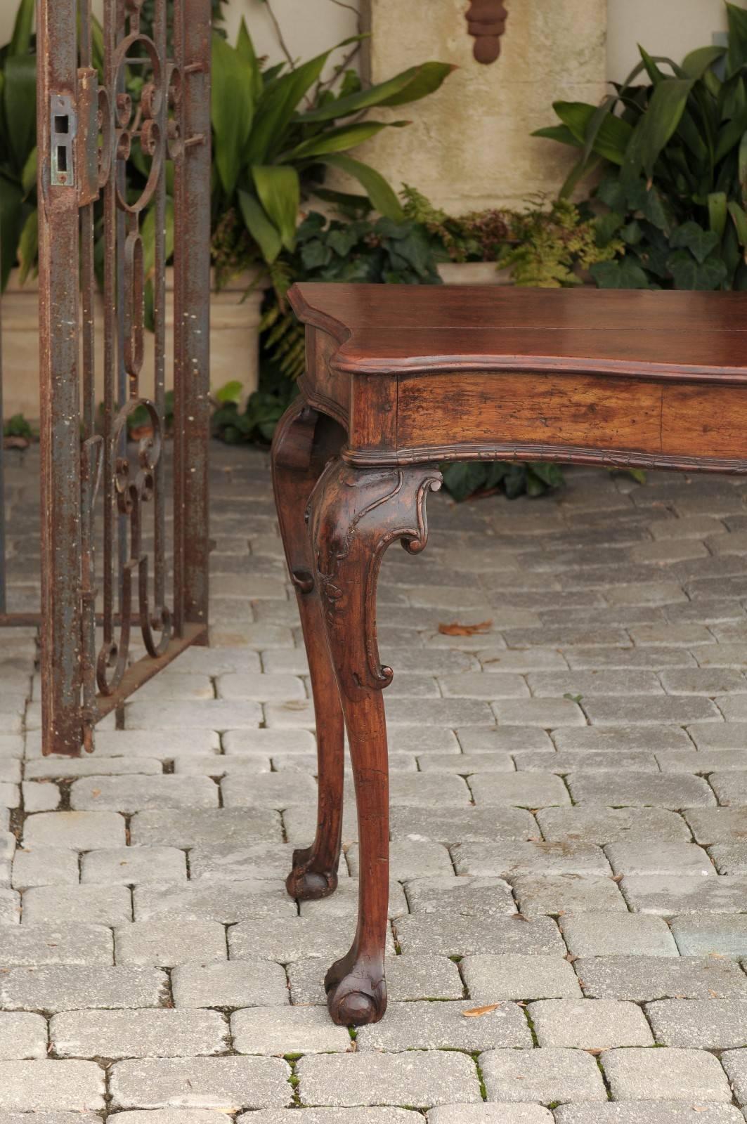 Italian 1790s Rococo Walnut Console Table with Serpentine Front and Carved Legs 4
