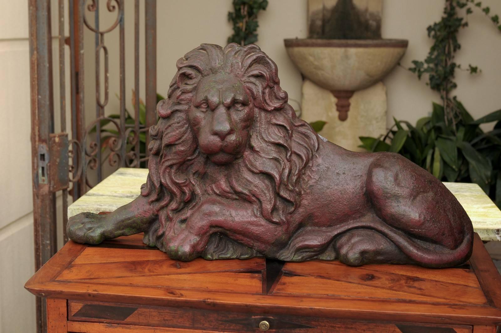 Un fermaporta a forma di leone in ghisa dell'Inghilterra vittoriana. Questo leone reclinabile a schiena piatta in ghisa del XIX secolo è un elegante fermaporta, probabilmente ispirato alla magnifica coppia originale in bronzo di Sir Edwin Landseer