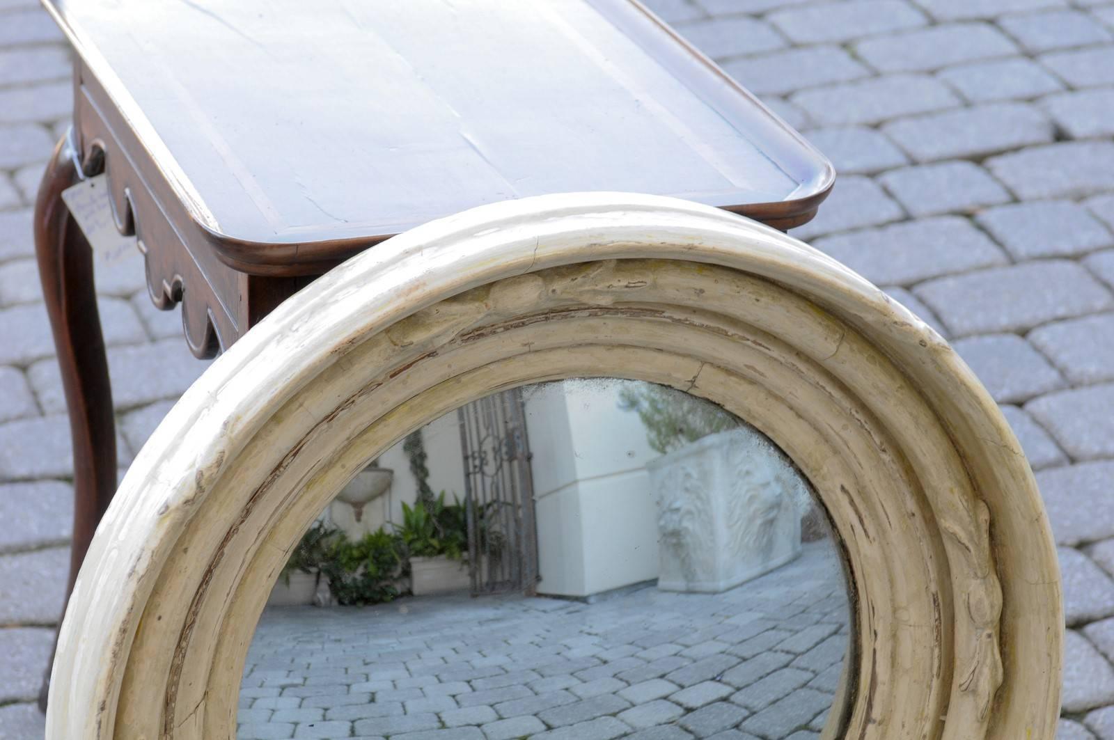 English Wood Carved Round Convex Mirror In Excellent Condition In Atlanta, GA