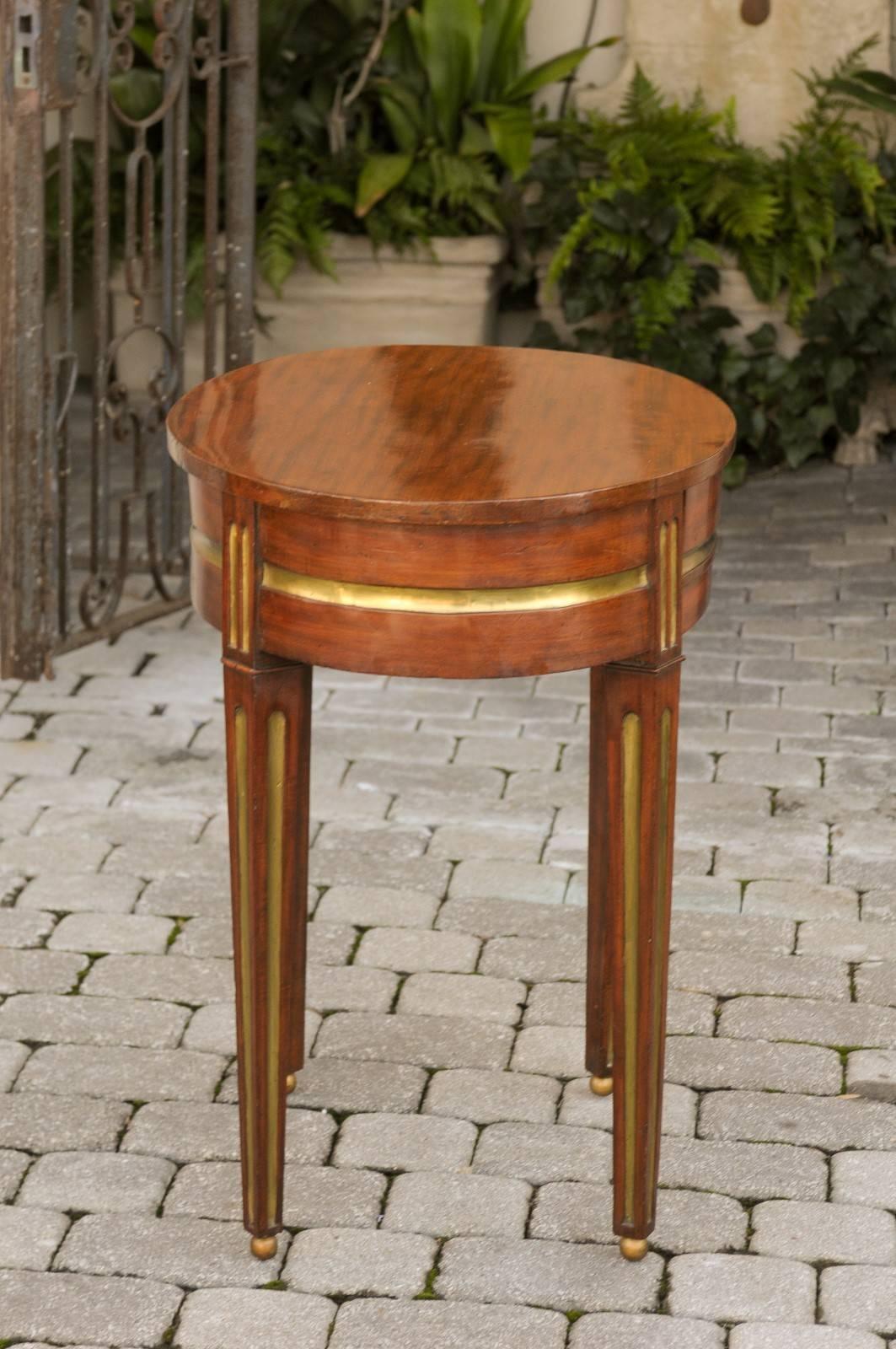 Russian 19th century Mahogany Oval Side Table with Brass Inlaid Elements  3
