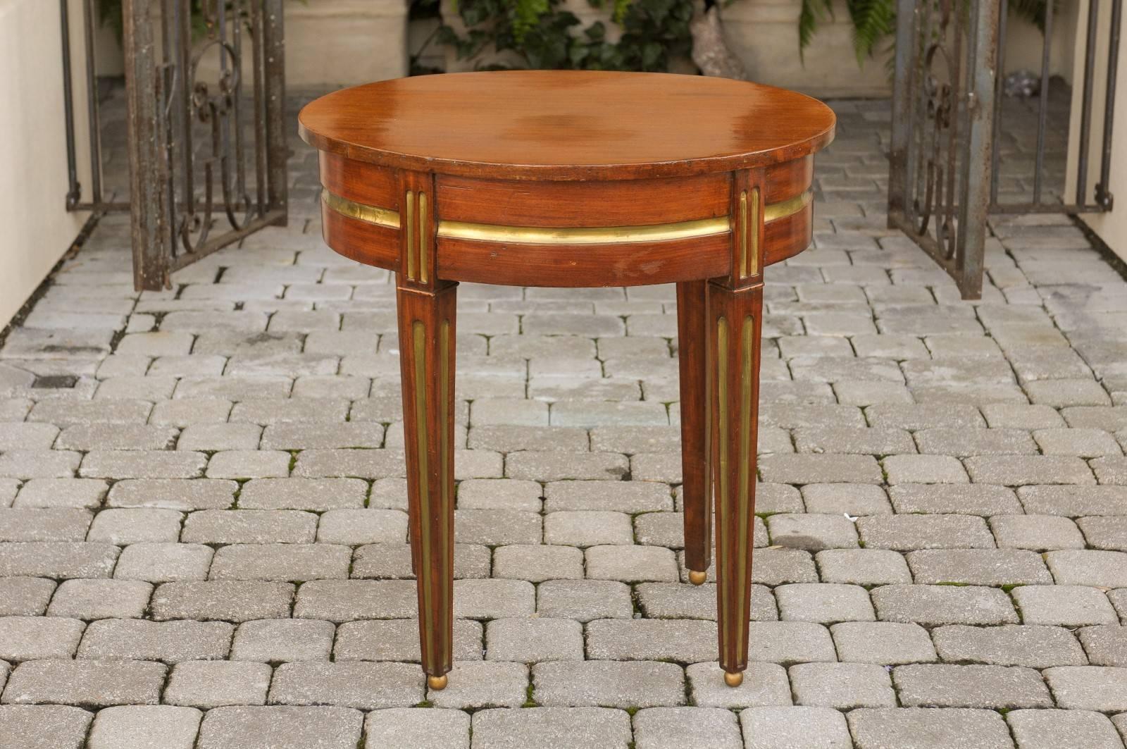 Russian 19th century Mahogany Oval Side Table with Brass Inlaid Elements  4