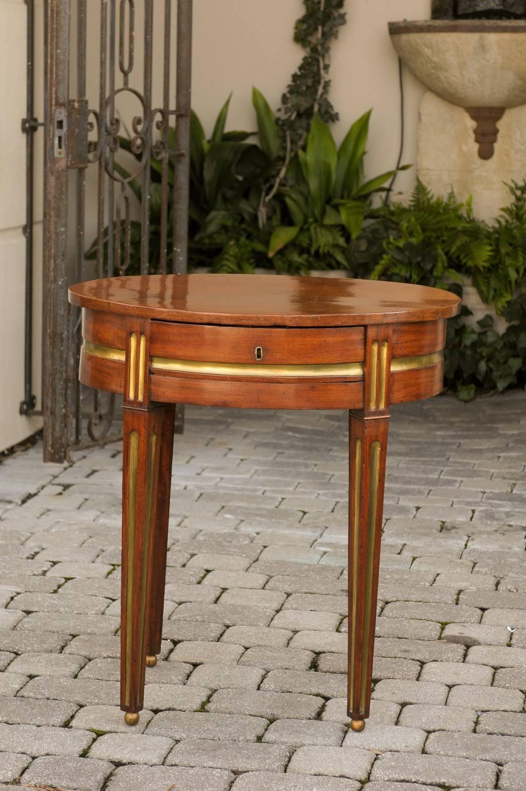 Russian 19th century Mahogany Oval Side Table with Brass Inlaid Elements  In Good Condition In Atlanta, GA