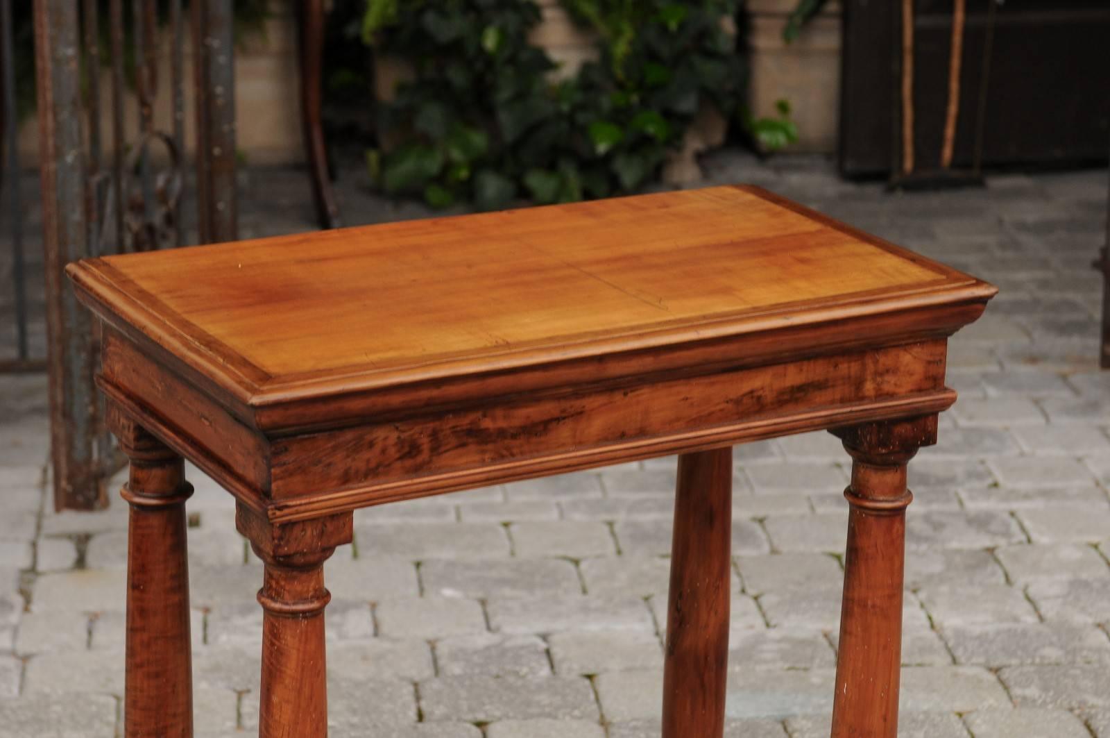 Table d'appoint en bois fruitier de style Empire français du milieu du 19e siècle avec pieds à colonne dorée Bon état - En vente à Atlanta, GA