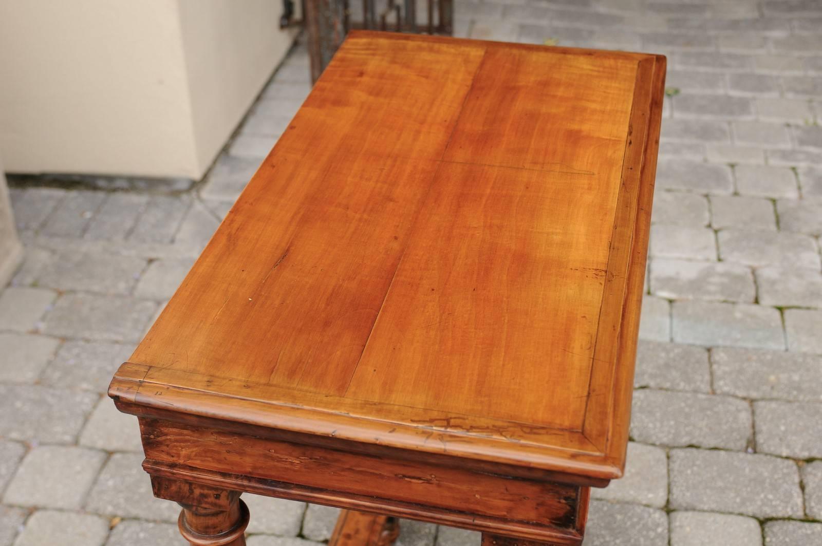 XIXe siècle Table d'appoint en bois fruitier de style Empire français du milieu du 19e siècle avec pieds à colonne dorée en vente