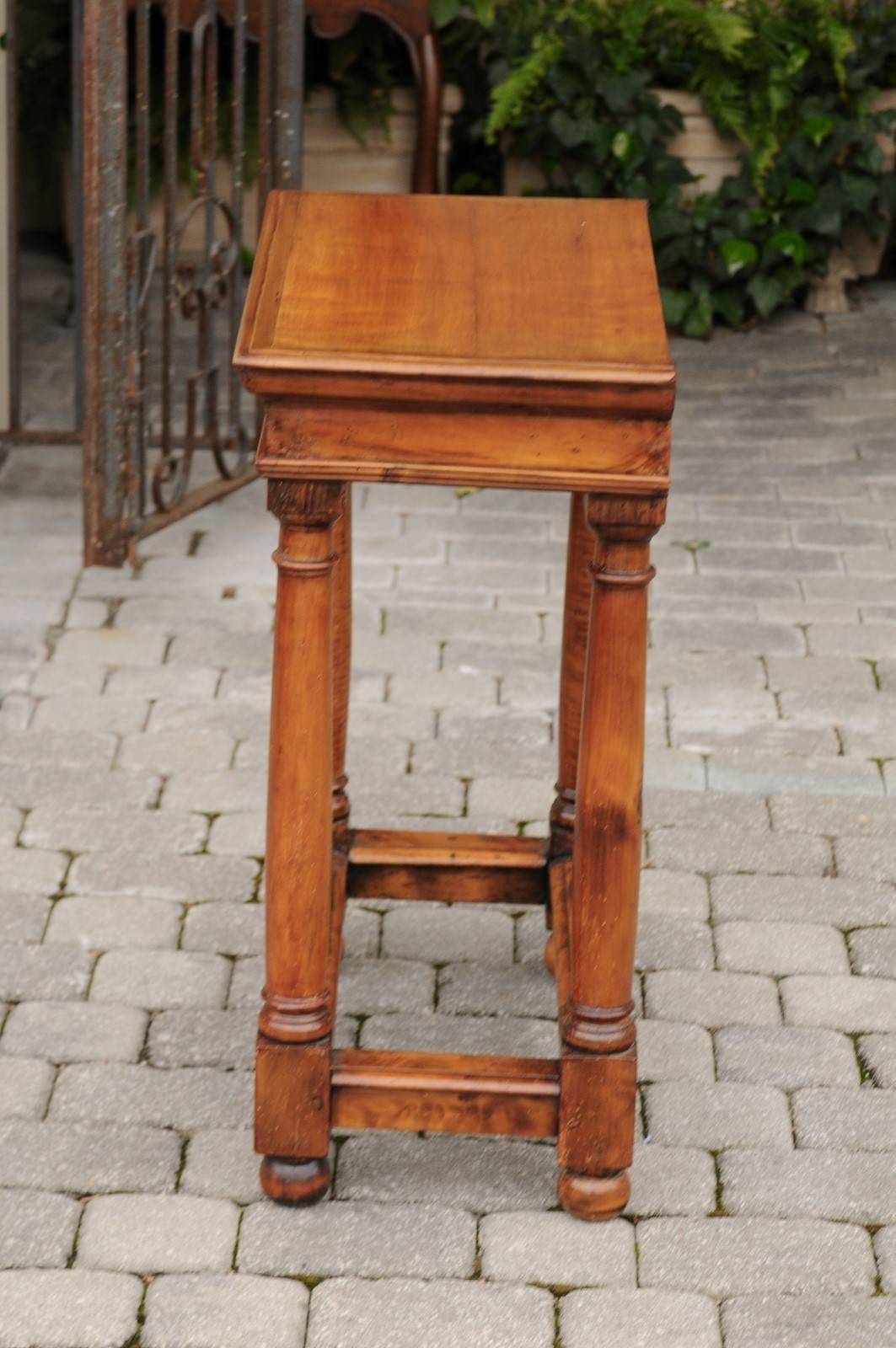 Table d'appoint en bois fruitier de style Empire français du milieu du 19e siècle avec pieds à colonne dorée en vente 1