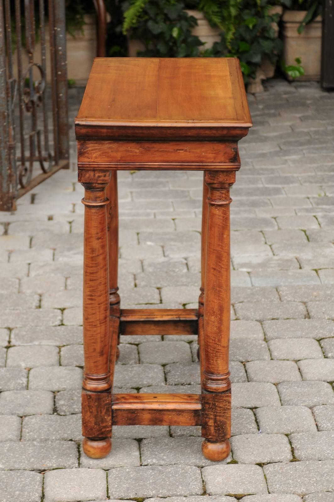Table d'appoint en bois fruitier de style Empire français du milieu du 19e siècle avec pieds à colonne dorée en vente 2