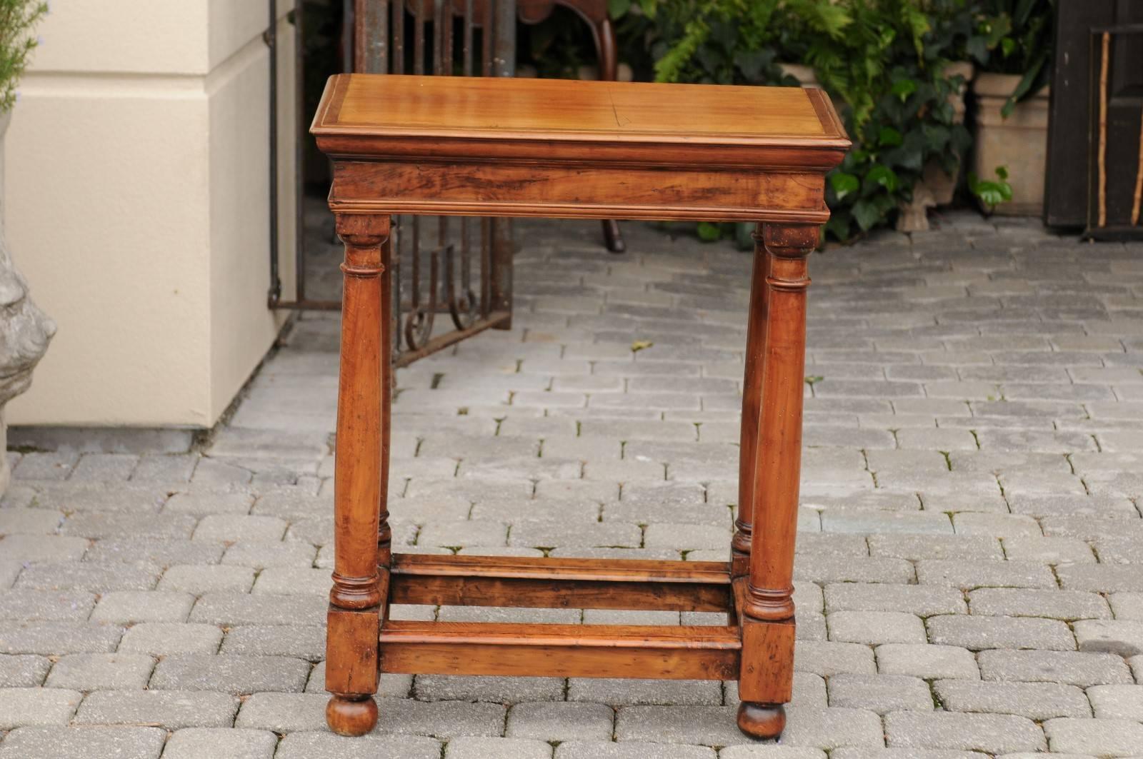Table d'appoint en bois fruitier de style Empire français du milieu du 19e siècle avec pieds à colonne dorée en vente 3