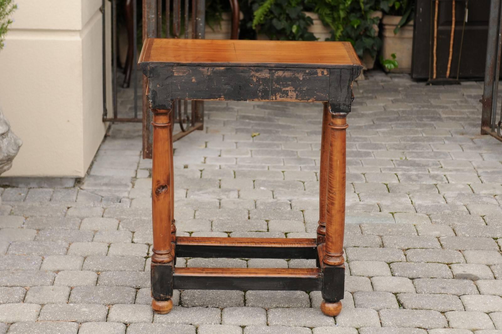 Fruitiers Table d'appoint en bois fruitier de style Empire français du milieu du 19e siècle avec pieds à colonne dorée en vente