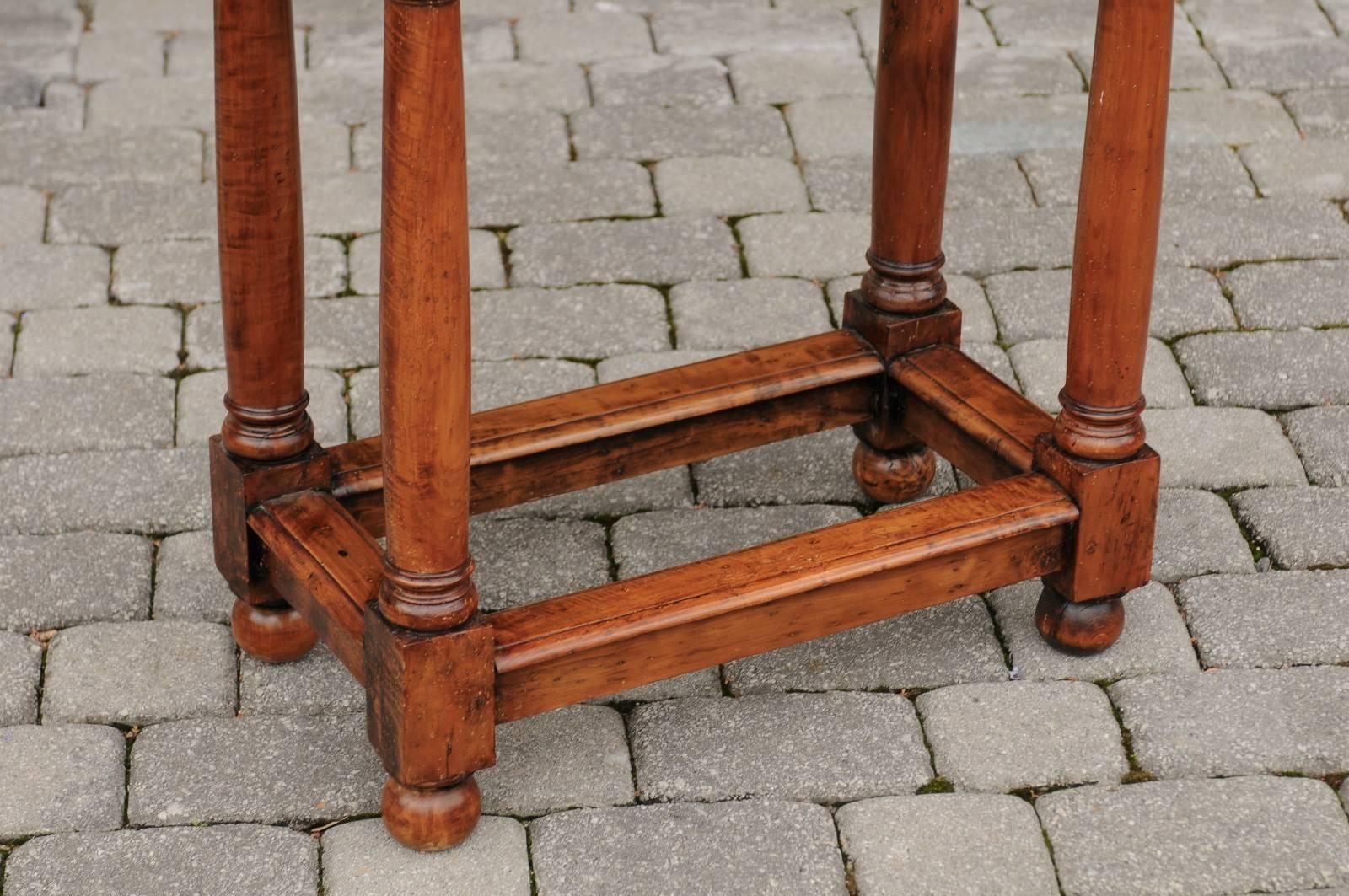 Table d'appoint en bois fruitier de style Empire français du milieu du 19e siècle avec pieds à colonne dorée en vente 4