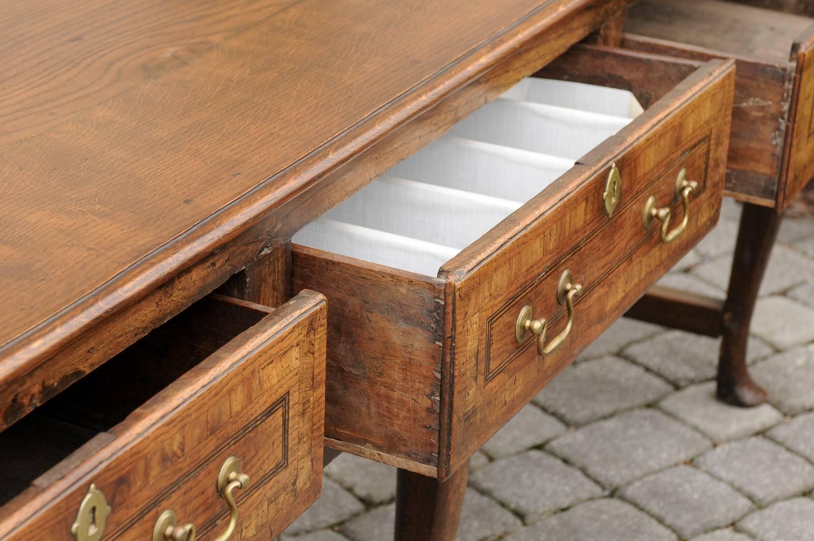 English Early 19th Century Oak Server or Dresser Base with Three-Drawers In Good Condition In Atlanta, GA