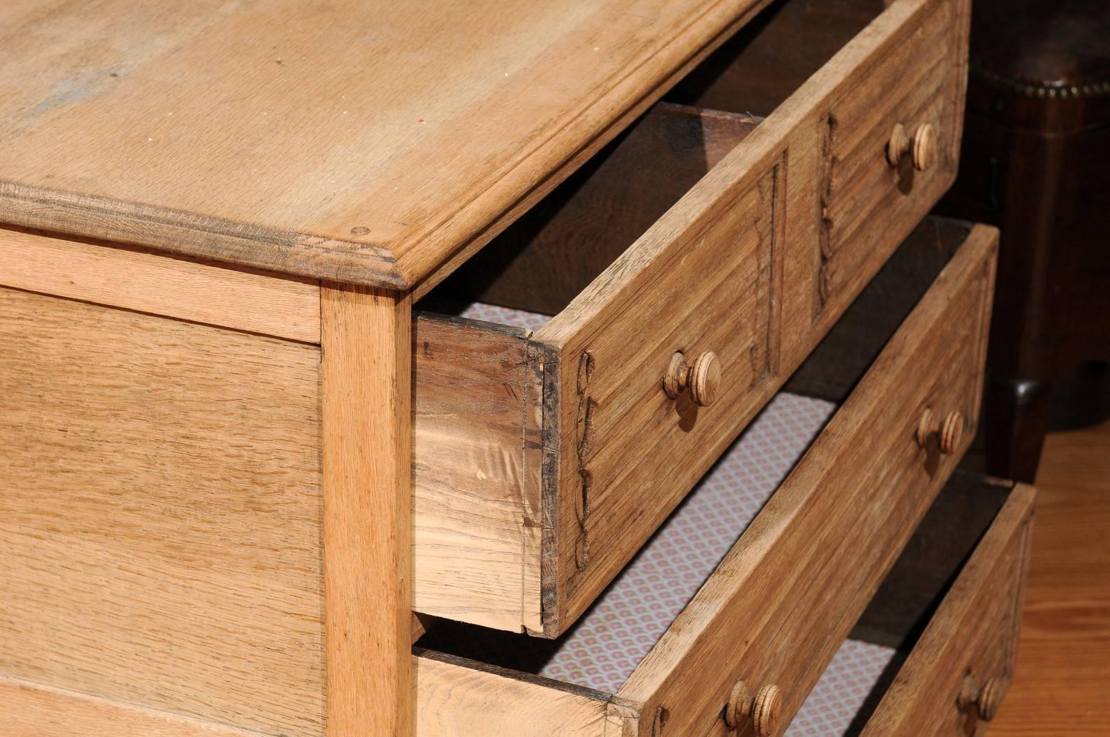 English Late 19th Century Oak Three-Drawer Chest with Natural Finish 3