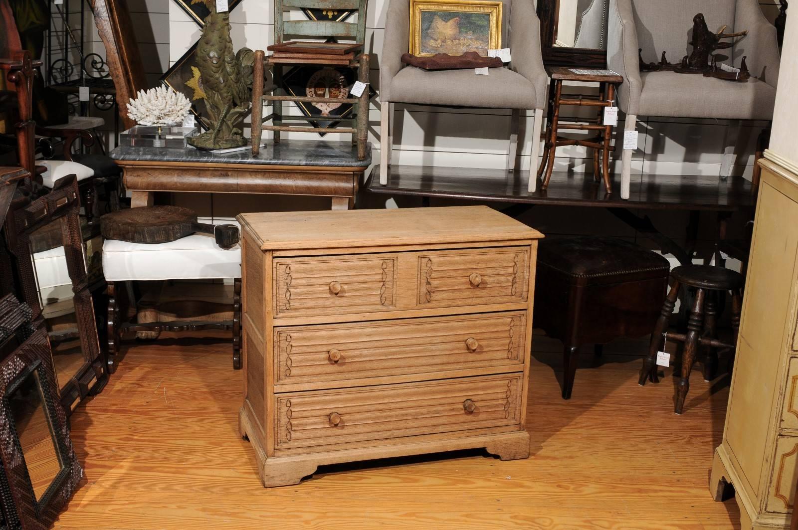 English Late 19th Century Oak Three-Drawer Chest with Natural Finish In Good Condition In Atlanta, GA