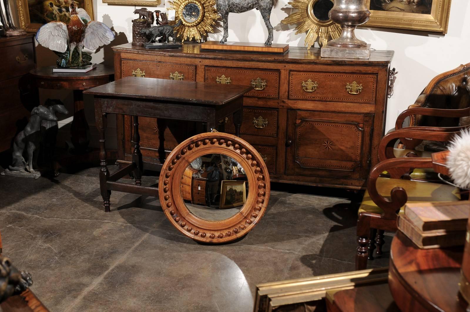 English Pine Girandole Convex Wall Mirror of Circular Shape from the Early 1800s In Excellent Condition In Atlanta, GA