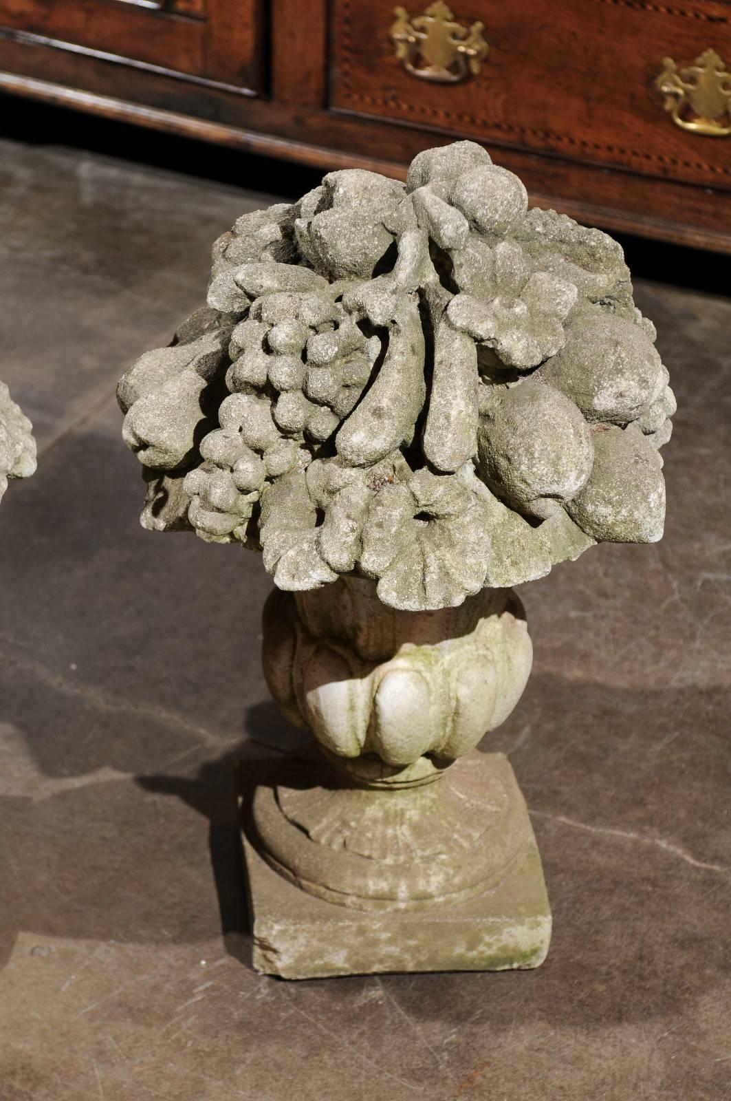 Pierre Paire de sculptures en pierre française représentant des fruits, des fleurs et des vases Médicis, vers 1920 en vente