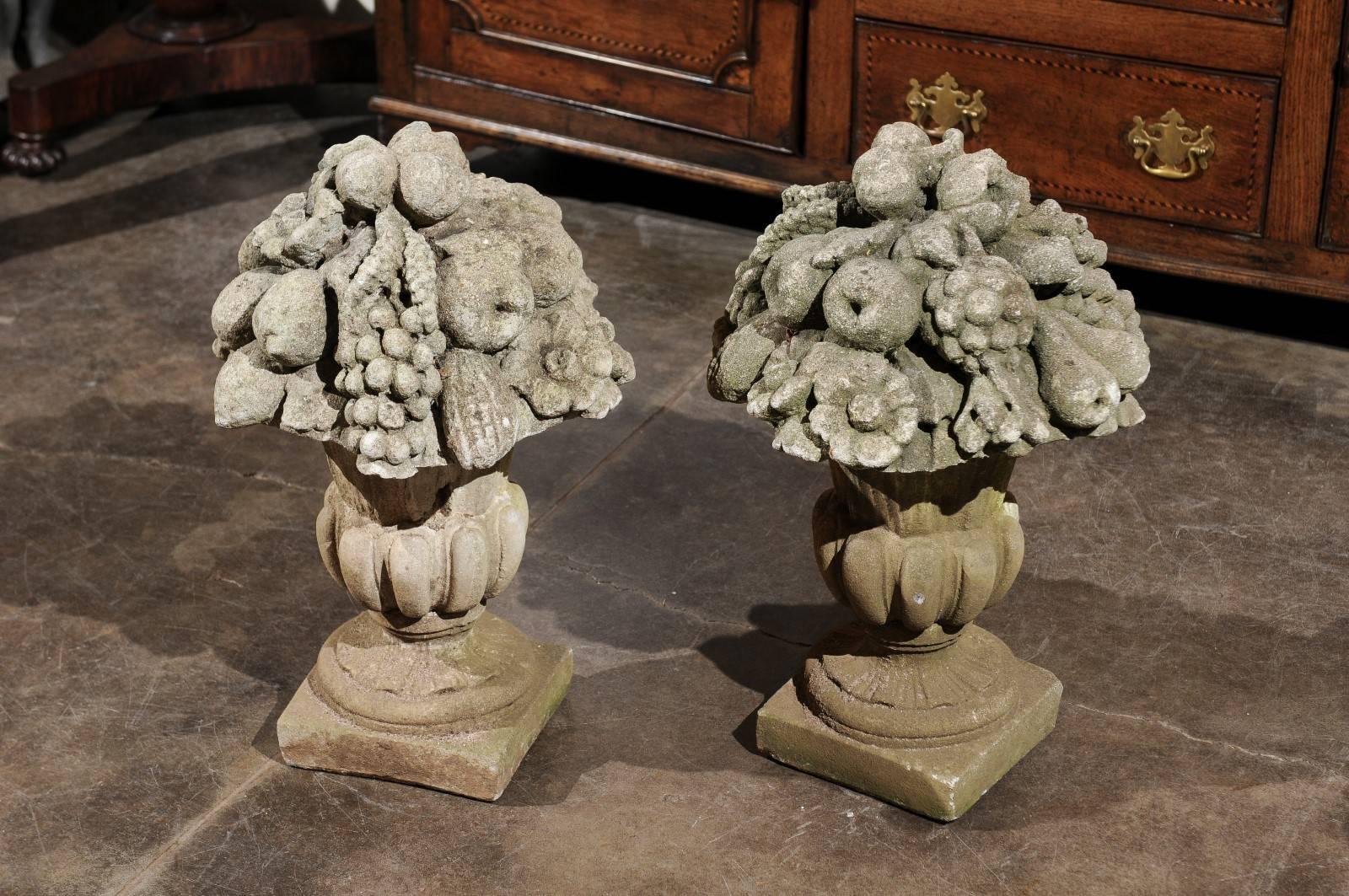 Paire de sculptures en pierre française représentant des fruits, des fleurs et des vases Médicis, vers 1920 en vente 1