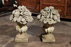 Paar französischer Obst-, Blumen- und Medizinskulpturen aus Stein, um 1920