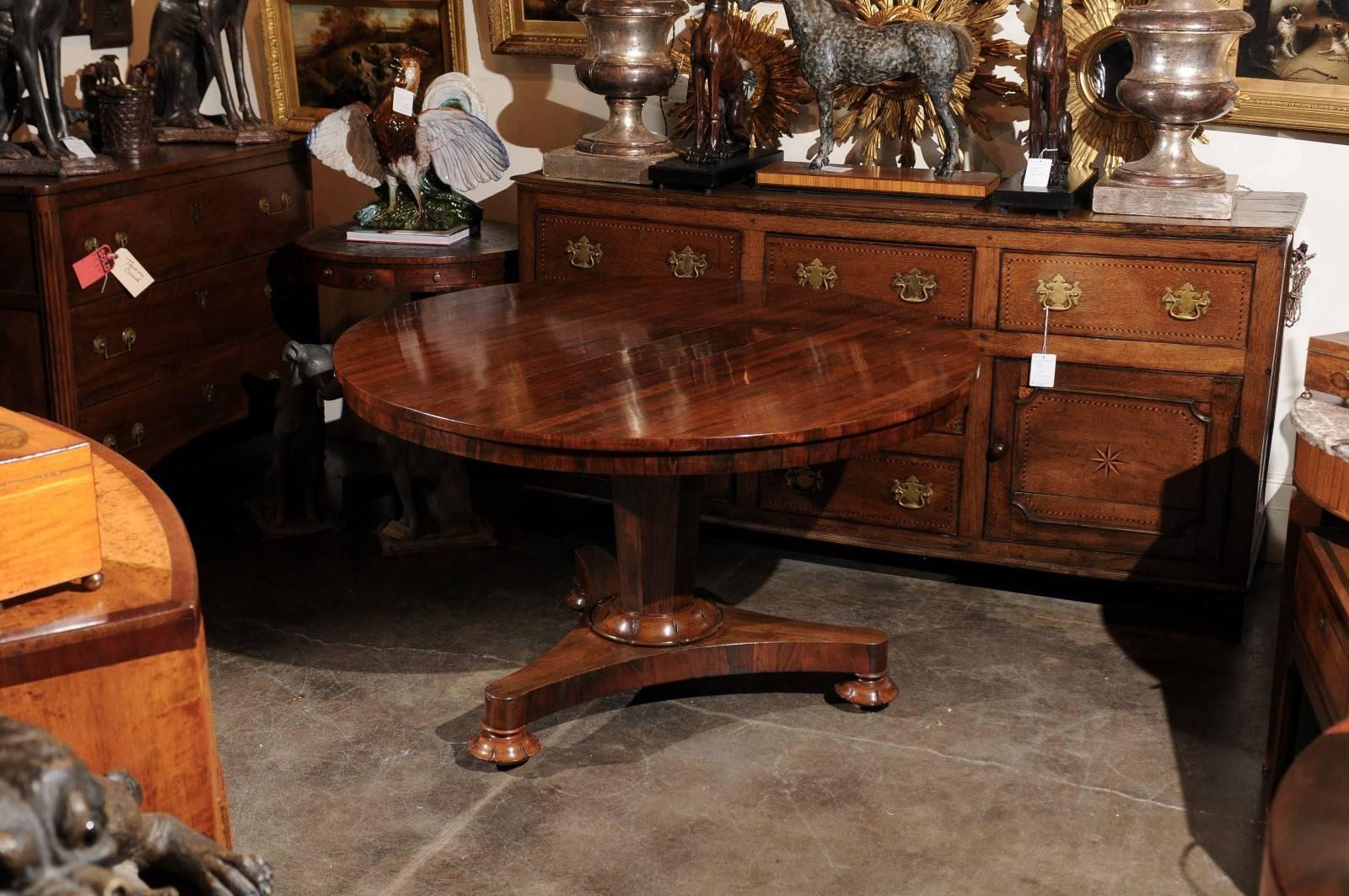 English Mid-19th Century Round Rosewood Pedestal Center Table with Tilt Top In Excellent Condition In Atlanta, GA