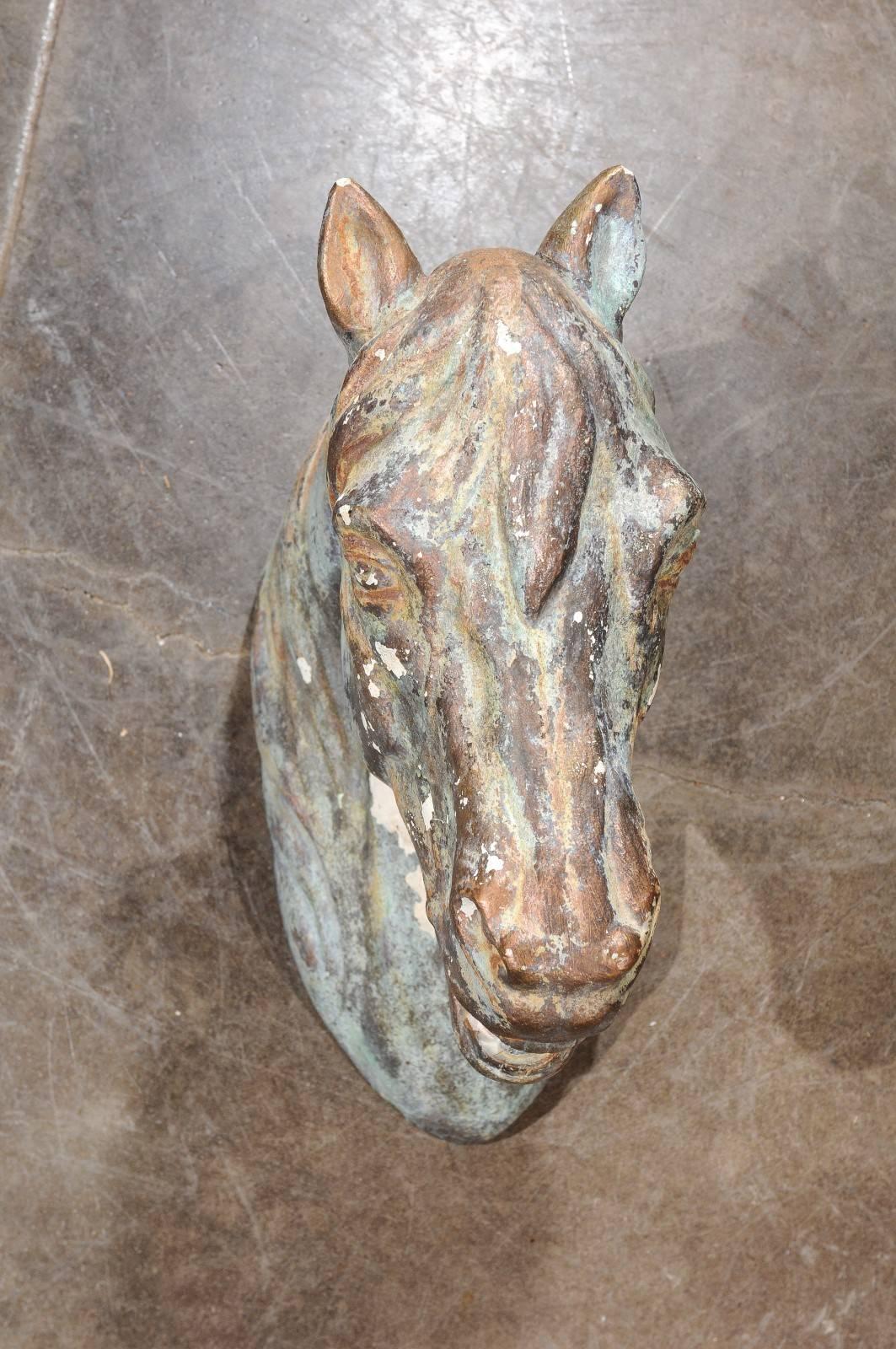 Une exquise tête de cheval française peinte du début du 20e siècle. Cette tête de cheval de composition, destinée à être suspendue, présente un patchwork de couleurs. Avec sa crinière robuste et sa bouche ouverte, ce cheval datant de 1930 ou avant