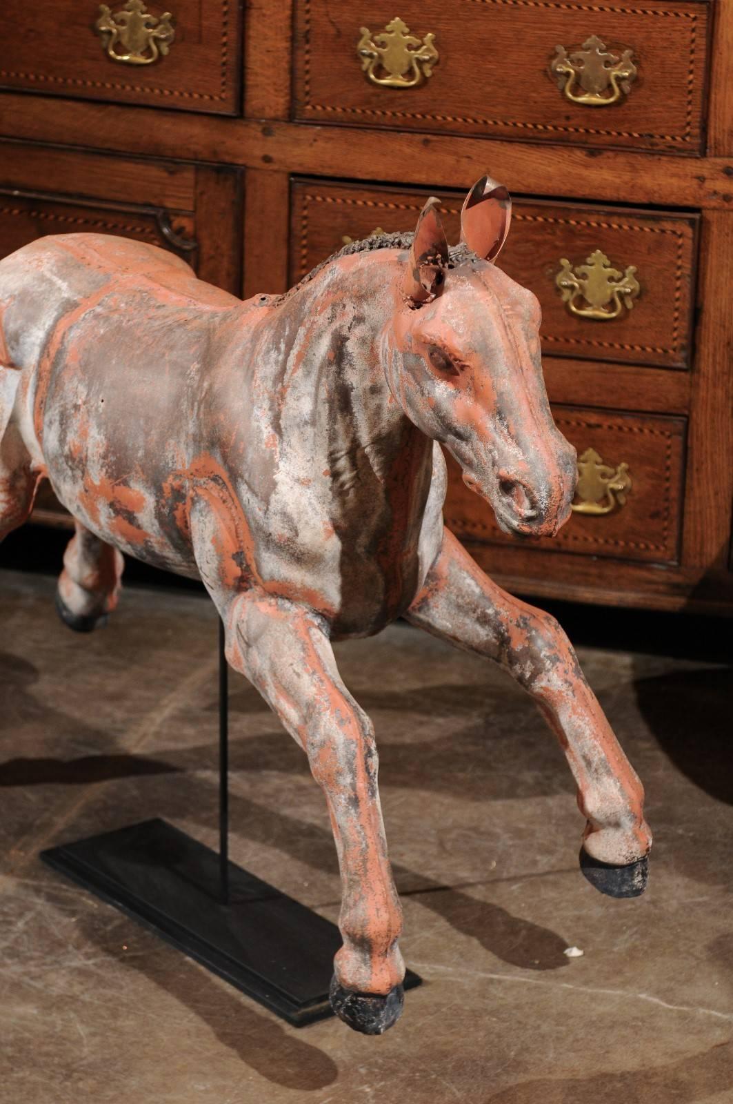 Peint Carrousel continental du début du 20e siècle, cheval au galop, monté sur un Stand en métal en vente