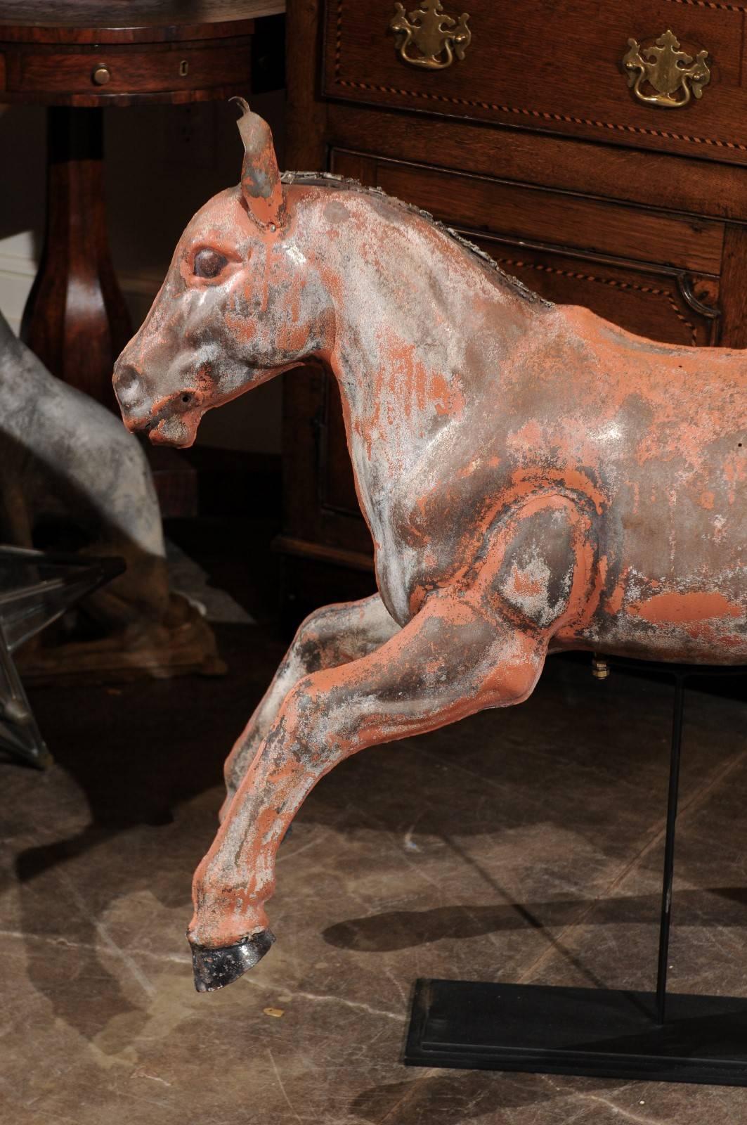 Métal Carrousel continental du début du 20e siècle, cheval au galop, monté sur un Stand en métal en vente