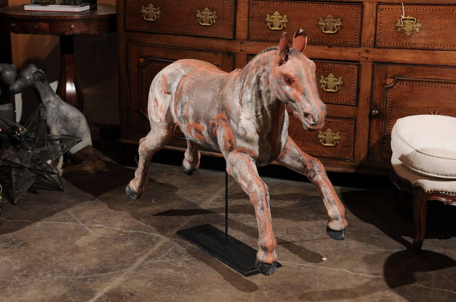 Un exquis bébé cheval continental du début du 20e siècle monté sur une base en fer. Ce joyeux poulain est pris en plein saut alors qu'il est peut-être en train d'apprendre à galoper. Voyez comme ses jambes sont plus courtes et plus robustes que