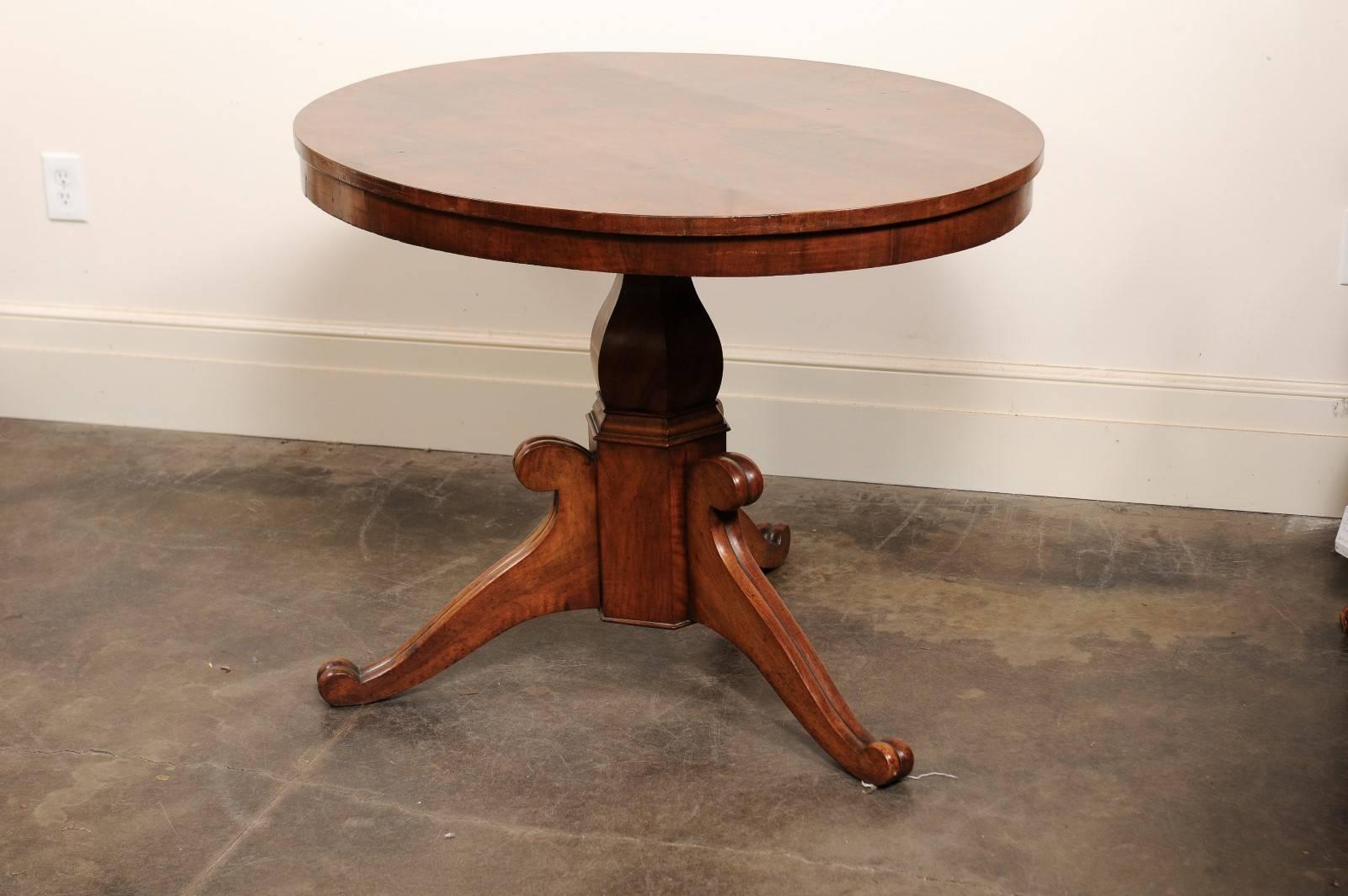 French Burl Walnut Oval Pedestal Table with Radiating Veneer, circa 1880 2