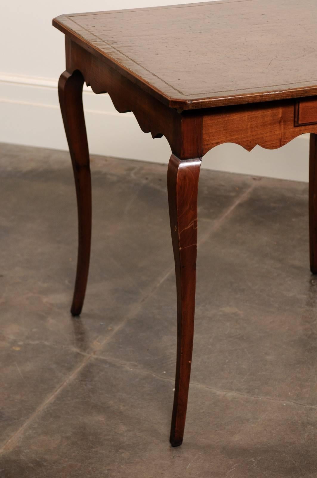 Französischer Spieltisch im Louis XV-Stil mit brauner, geprägter Lederplatte und Auszügen im Zustand „Gut“ im Angebot in Atlanta, GA