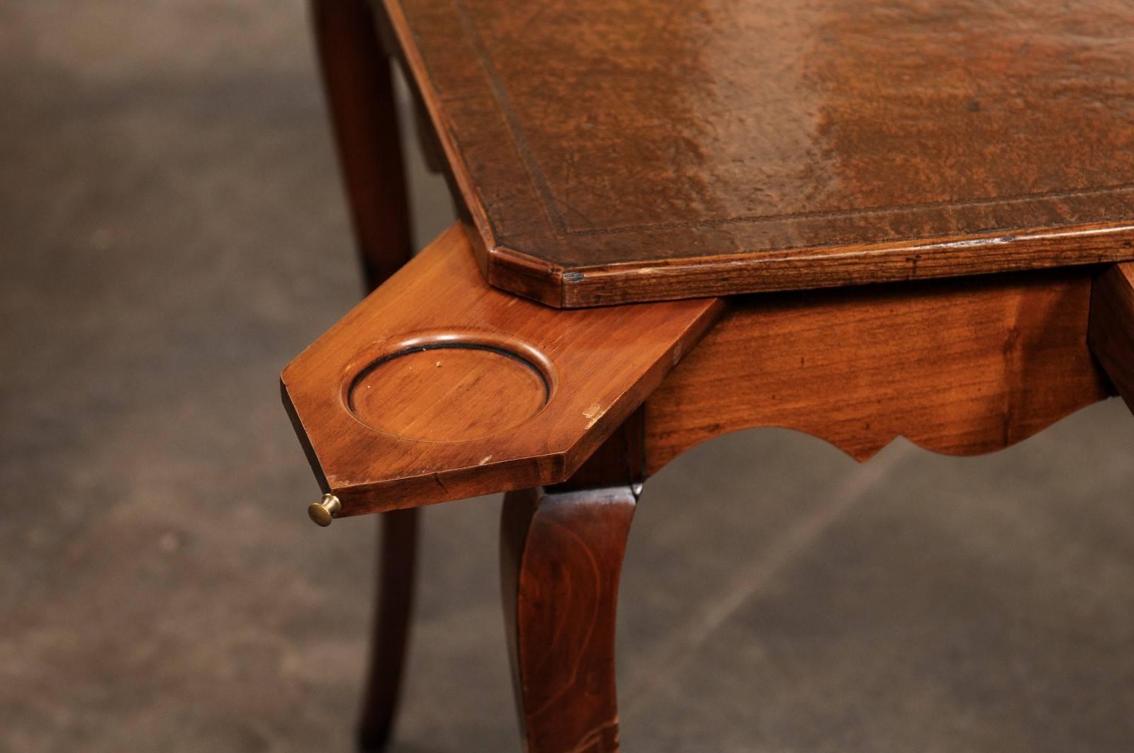 Table à jeux de style Louis XV avec plateau en cuir toilé Brown et tirettes en vente 3