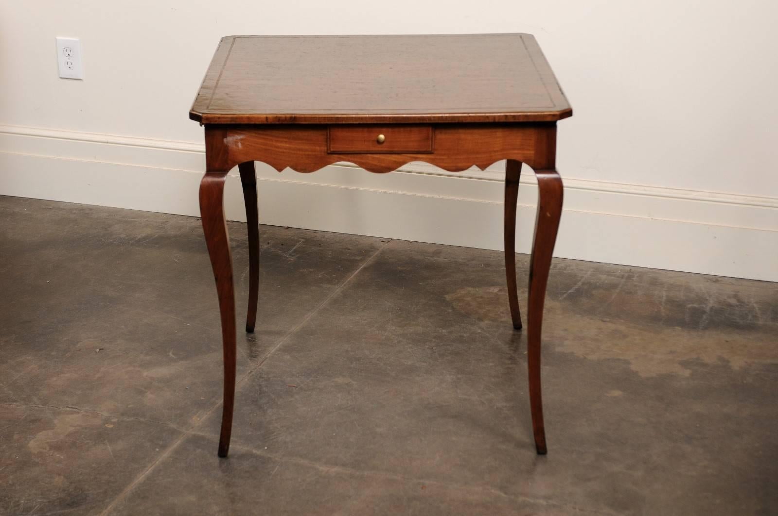 Table à jeux de style Louis XV avec plateau en cuir toilé Brown et tirettes en vente 1