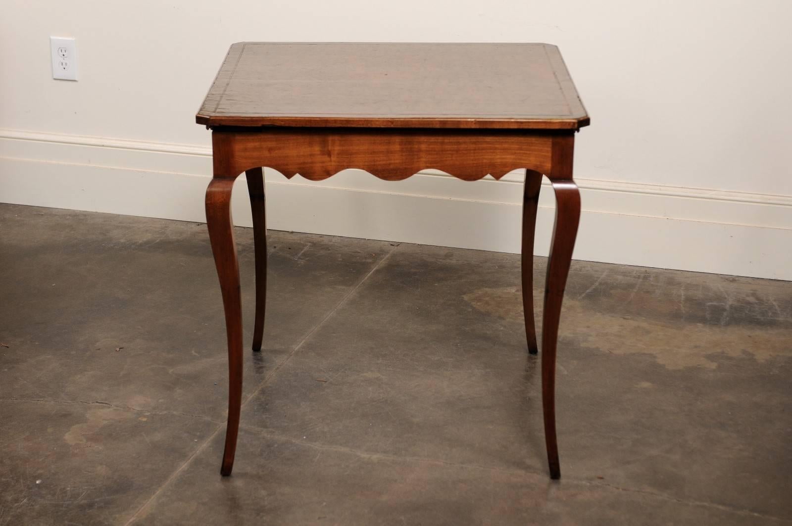 Cuir Table à jeux de style Louis XV avec plateau en cuir toilé Brown et tirettes en vente